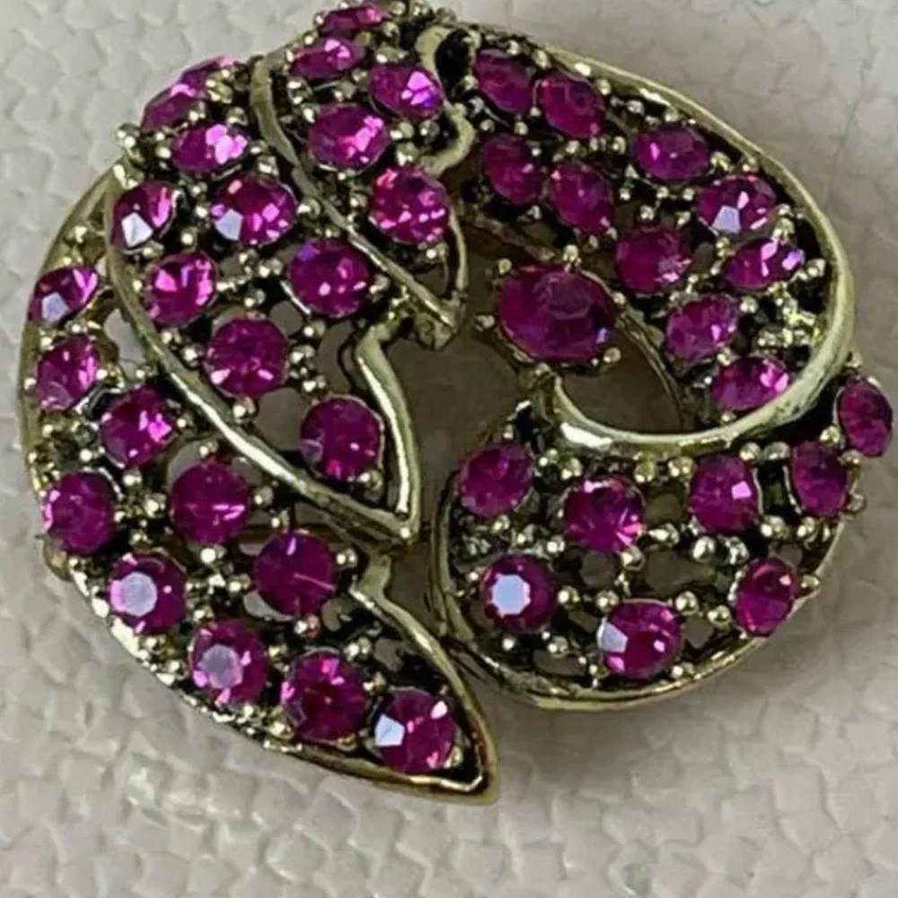 Vintage Elegant Pink Rhinestone Crystal Gold Brooch - Picture 7 of 10